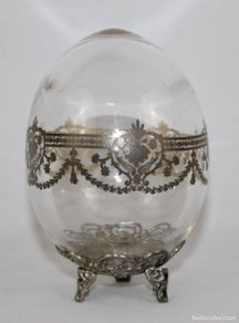 Antigüedades: Huevo decorativo en cristal con montura calada en metal plateado
